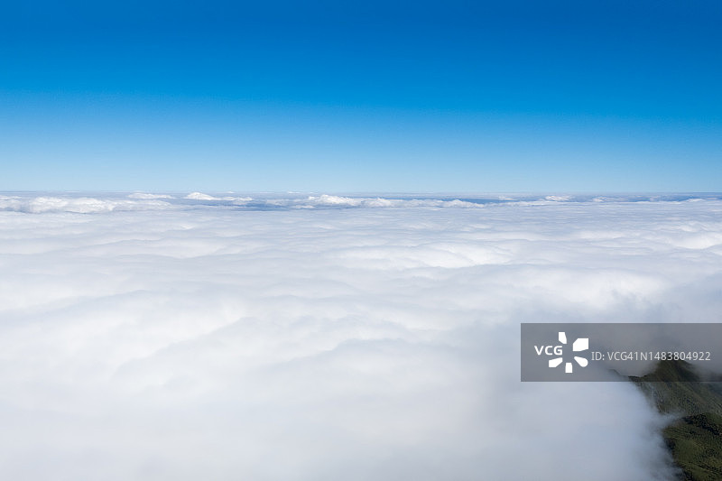 航拍山间蓝色雾气图片素材