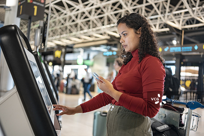 在机场办理电子登机的女人图片素材