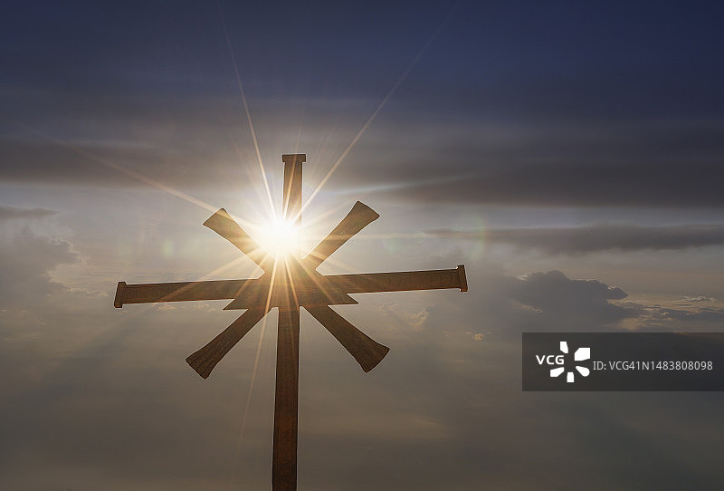 山脉中的十字架图片素材