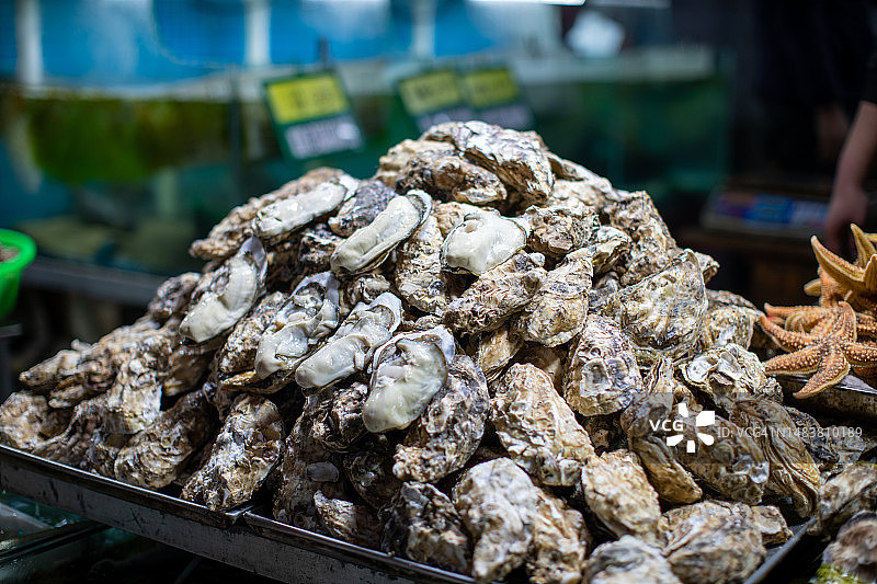 夜市上出售的牡蛎图片素材