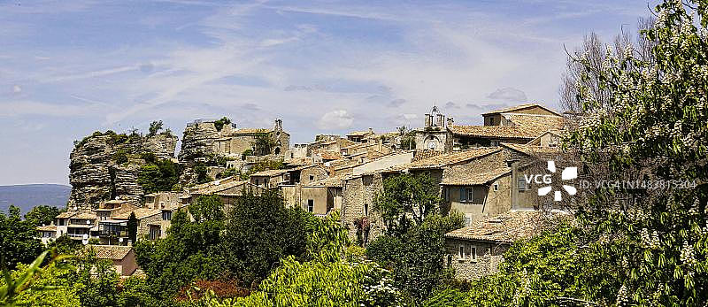 法国赛尼翁村庄和教堂山顶全景图片素材