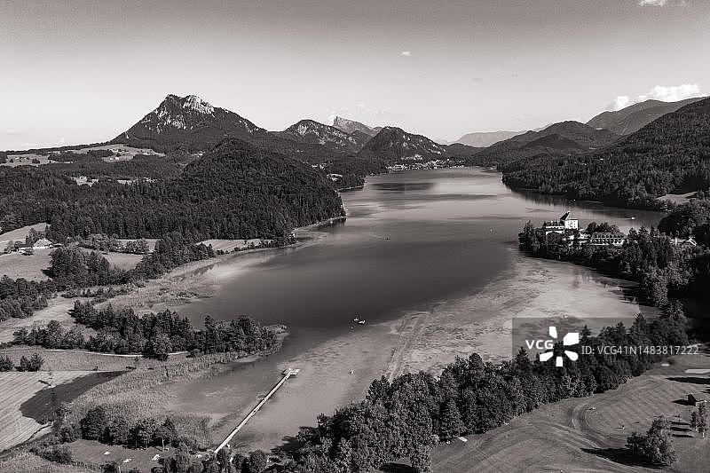 无人机视角：奥地利萨尔茨堡州，福施尔湖、福施尔城堡和高尔夫俱乐部全景图片素材