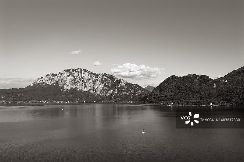 奥地利阿特湖及霍尔山脉 Unterach 视角棕褐色调航拍图片素材