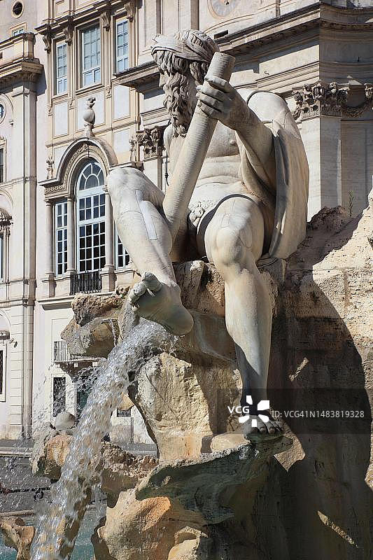 意大利罗马纳沃纳广场四河喷泉的恒河河神像图片素材