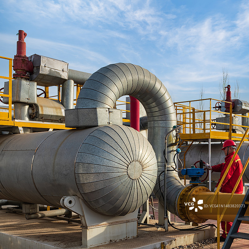 化工厂员工正在检查设备图片素材