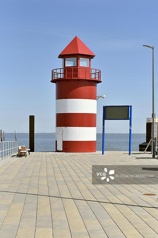 德国弗尔岛维克港的码头灯光图片素材