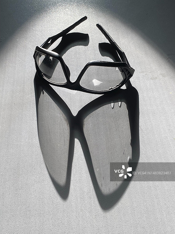 聚光灯下的一副太阳镜图片素材