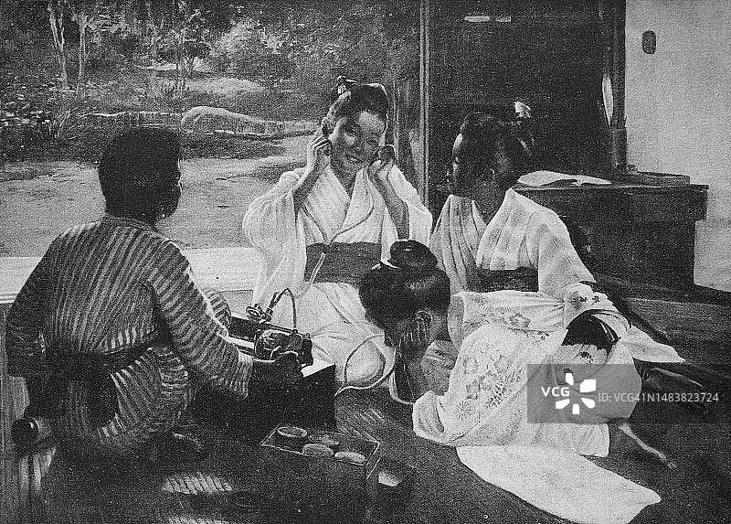 留声机旁的日本女人（1898年）图片素材