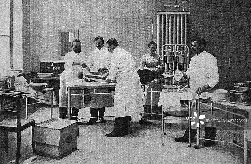 1895年德国柏林主要救护站救护伤员（历史照片数字化复制）图片素材