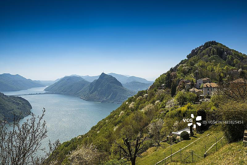 瑞士提契诺卢加诺湖布雷村景色图片素材