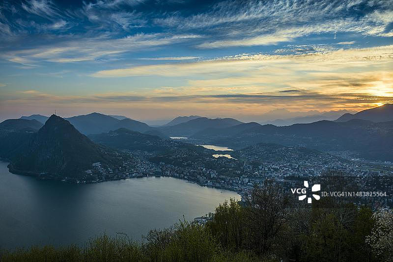 瑞士提契诺州布雷山卢加诺湖全景图片素材