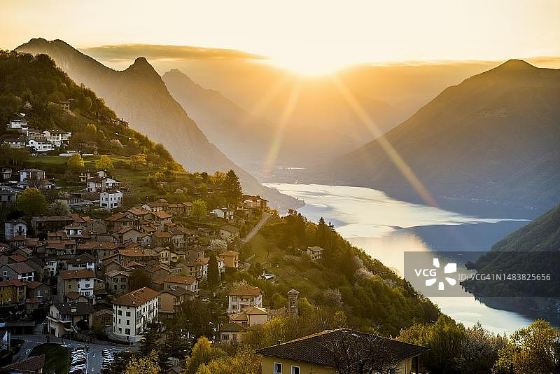 瑞士提契诺卢加诺布雷山村庄日出景色图片素材