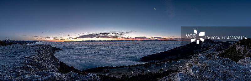 沃州博尔姆针峰的中央高原雾海日出景观，瑞士图片素材