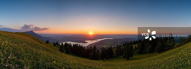 瑞士施维茨州Gnipen观Rigi和Mittelland的日落图片素材