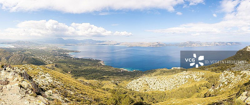 从塔拉亚德阿尔库迪亚(446米)看到的西班牙马略卡岛阿尔库迪亚、阿尔库迪亚港和波连萨湾以及福门托角景色图片素材