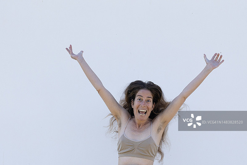 在白色背景前跳跃的女人图片素材