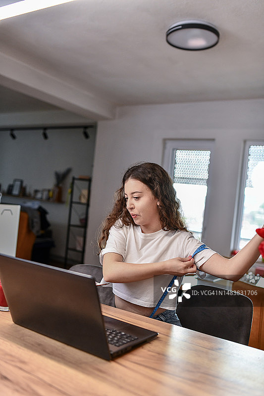 女人因健康饮食而成功减肥图片素材