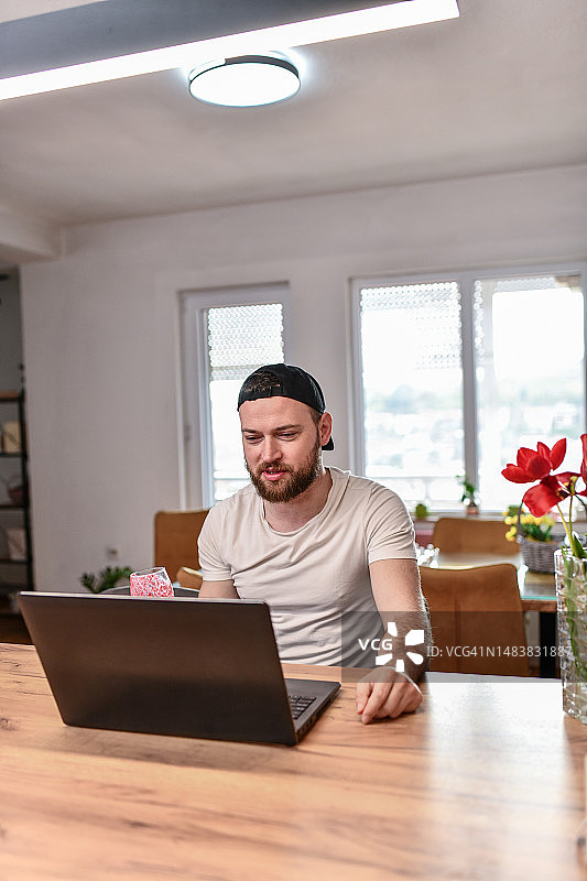 男人研究用于减肥冰沙的营养成分图片素材