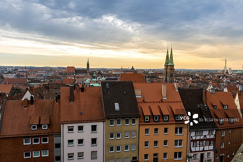 日落时分德国巴伐利亚弗兰肯纽伦堡老城区的风景图片素材