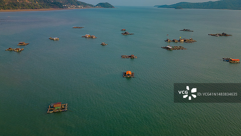 泰国普吉岛，海洋漂浮筏上的渔场和渔民房屋的航拍景观图片素材