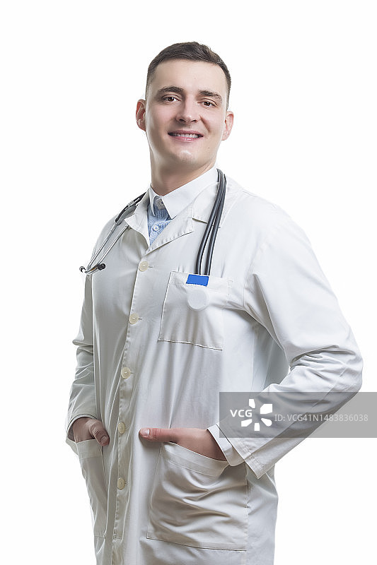 自信成熟的白人医生肖像（白色背景，双手插在口袋里）图片素材