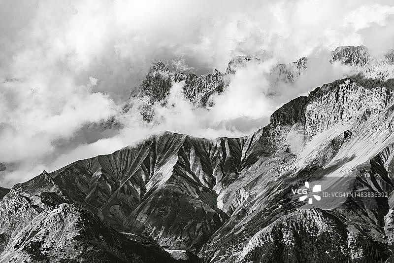 韦特施泰因山脉的霍赫卡姆峰和小瓦纳峰，黑白照片，从奥地利蒂罗尔州米明格山脉的霍赫蒙德峰顶观看图片素材