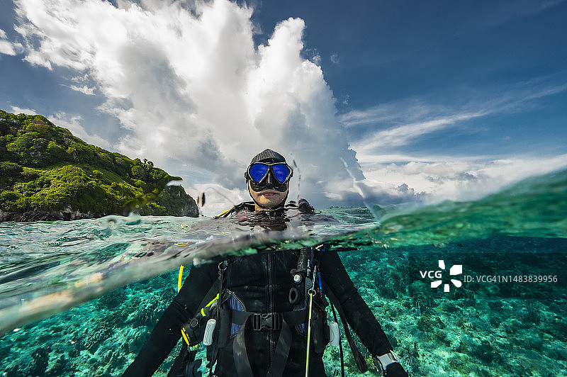 在班达海热带水域浮出水面的潜水员图片素材