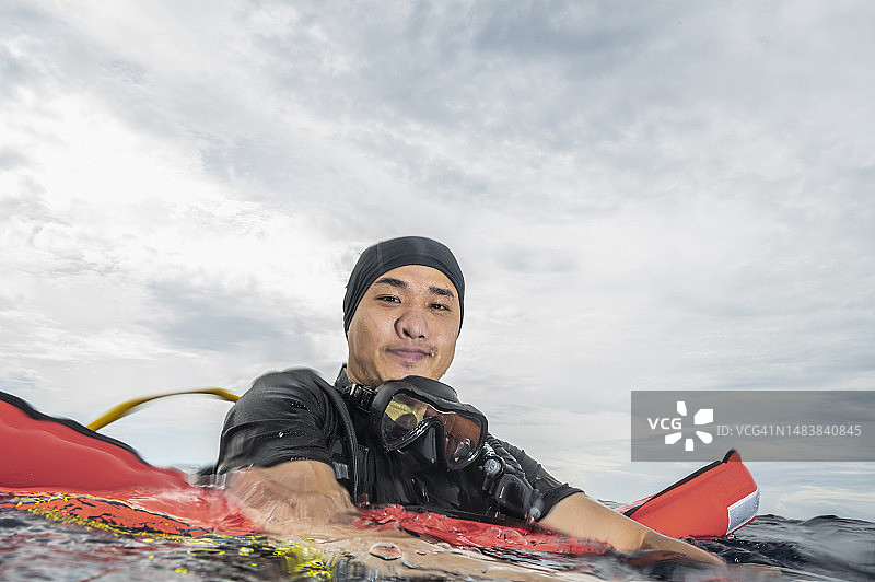 在班达海热带水域浮出水面的潜水员图片素材