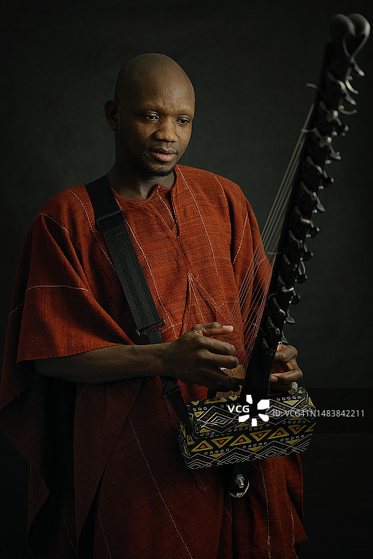 演奏传统弦乐器的非洲音乐家图片素材