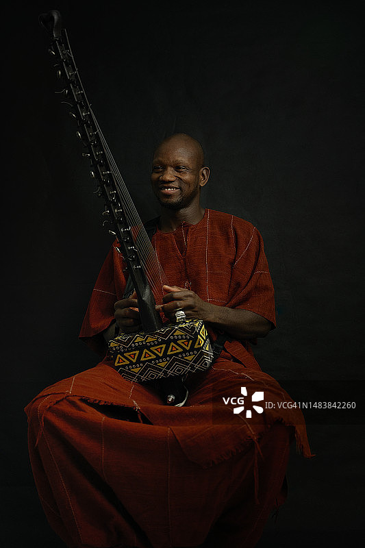 演奏传统弦乐器的非洲音乐家图片素材