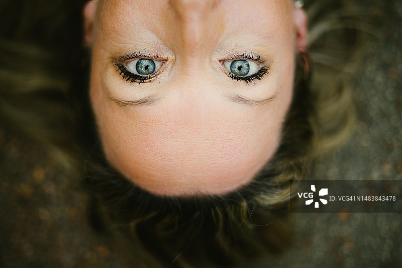 成年女人的绿色蓝眼睛特写图片素材