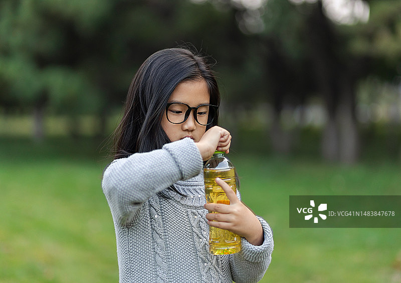 拿着饮料的小女孩图片素材