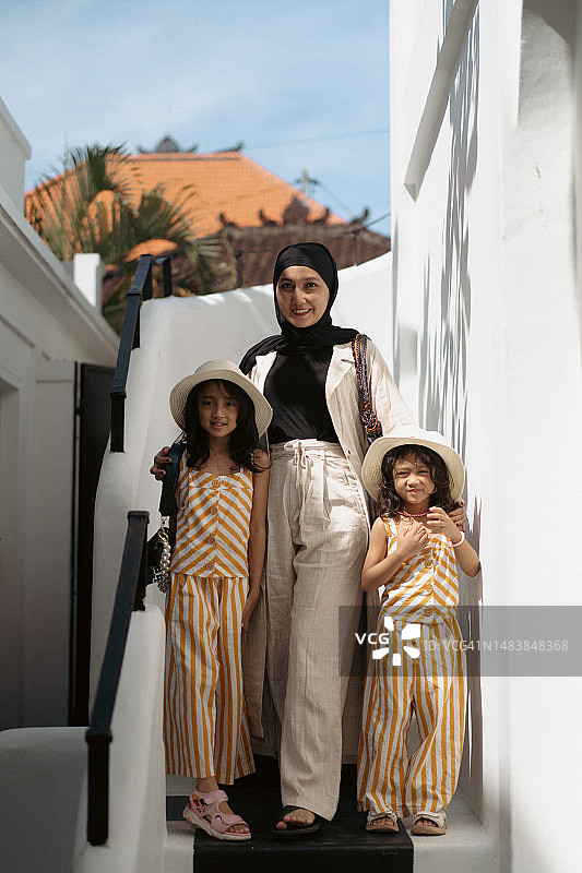 和两个女儿在一起的亚洲女人图片素材