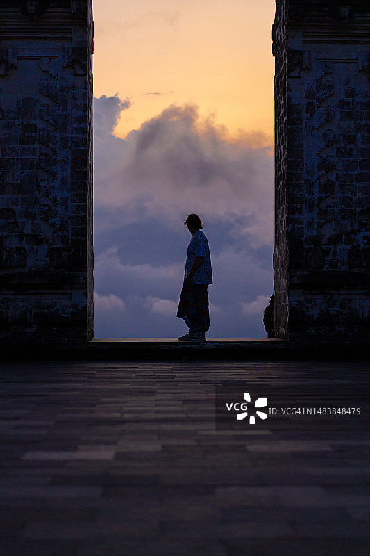 日落时分在伦普扬寺的男子图片素材