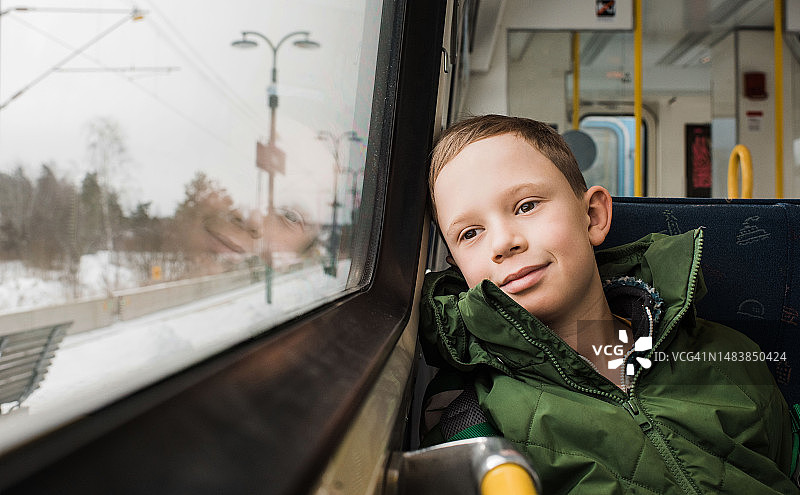 男孩坐在路上微笑上学图片素材