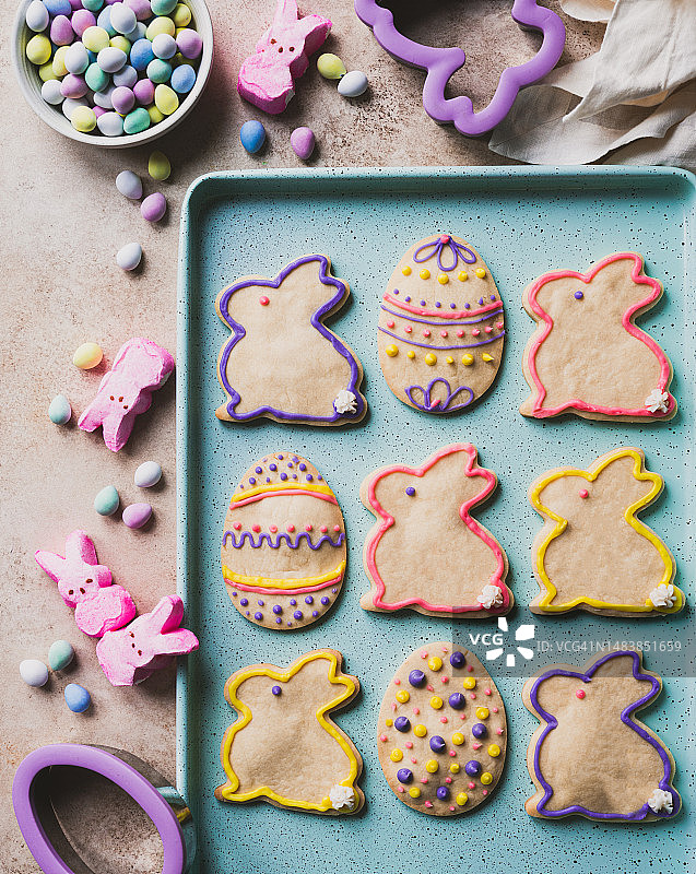 彩蛋兔子形复活节饼干，绿色托盘俯视图图片素材