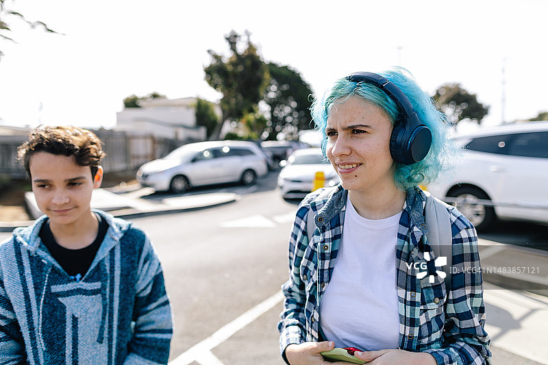 阳光明媚的日子里，停车场里的姐弟图片素材