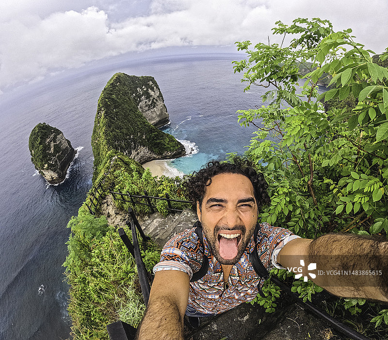 年轻男人自拍图片素材