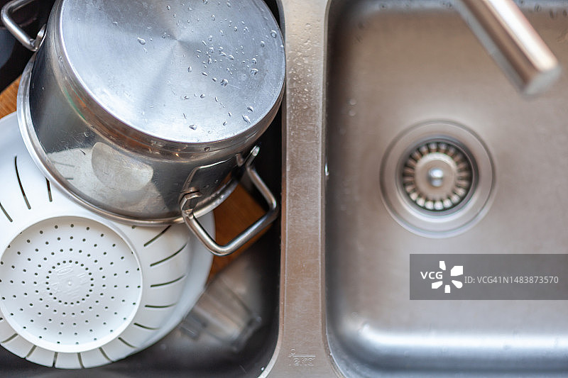 在水槽中干燥的厨房用具图片素材