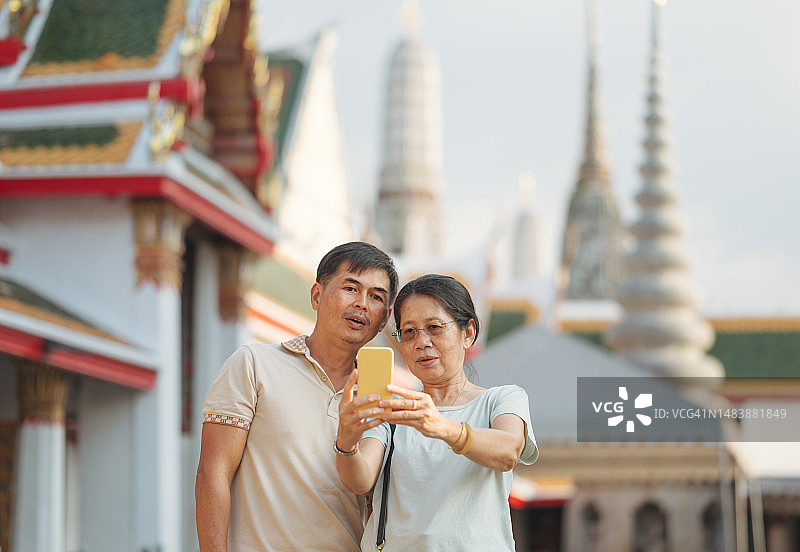 在黎明寺感到惊叹的亚洲老年夫妇图片素材