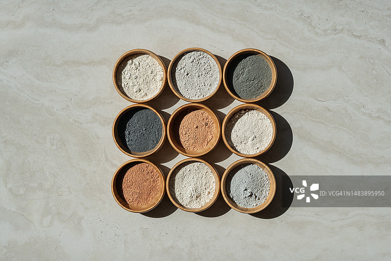 装有不同颜色粘土粉的木碗，用于面部嫩肤、排毒和毛孔清洁的面膜图片素材