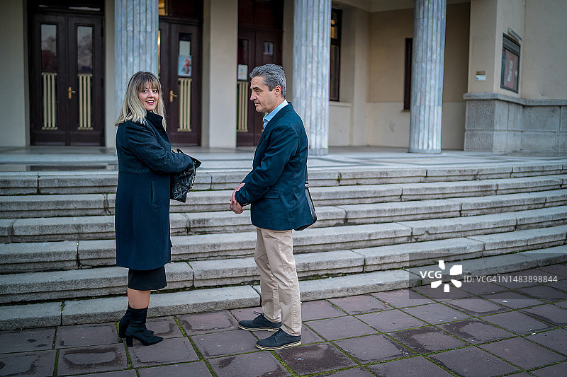 户外休闲的中年夫妇图片素材