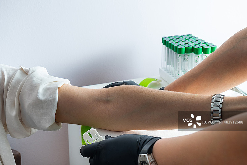 正在进行采血的女人图片素材