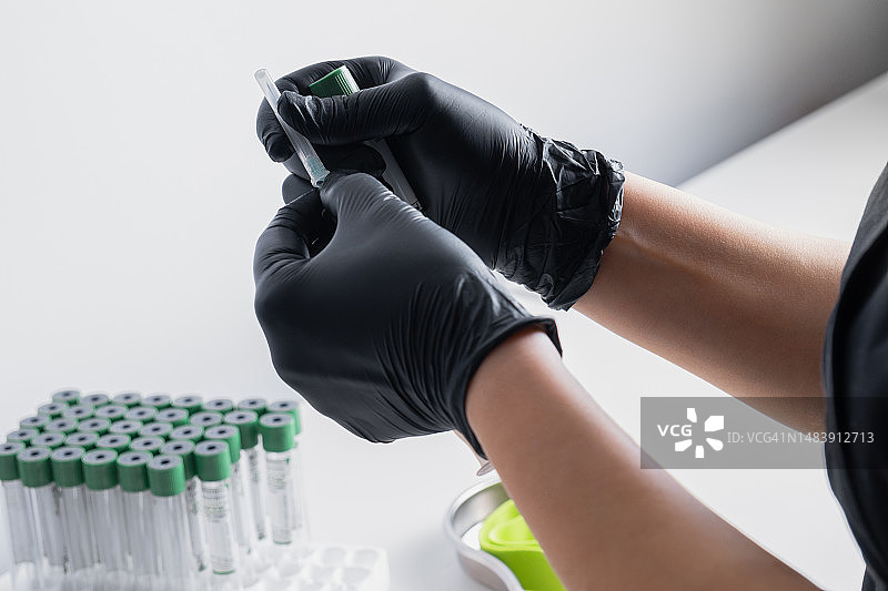 女美容师抽血分离血浆，进行嫩肤图片素材