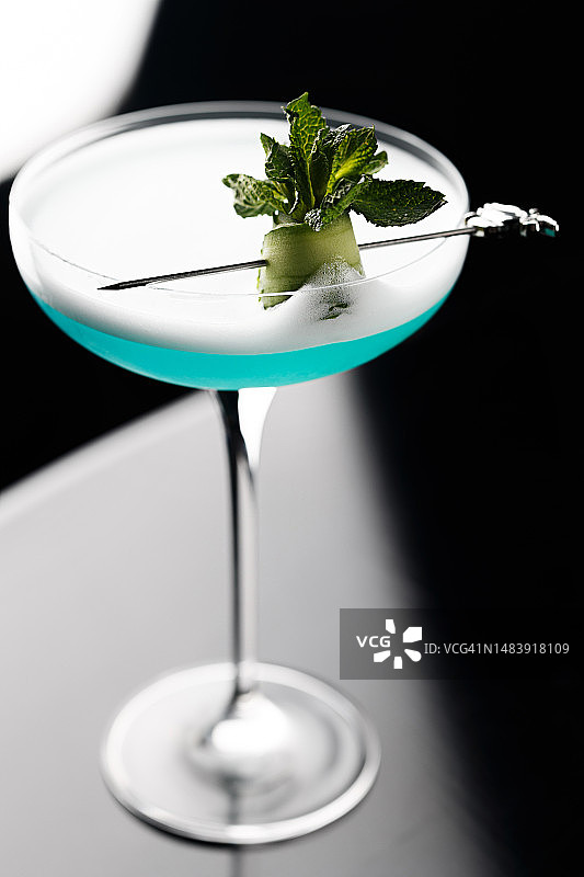 蓝色酒精鸡尾酒特写照片图片素材