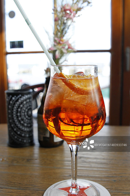 桌子上的鸡尾酒特写图片素材
