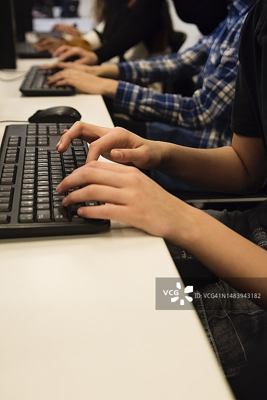 大学生在科技实验室编码的手部特写图片素材