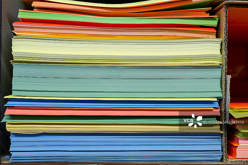 文具店货架上堆放的多色纸图片素材