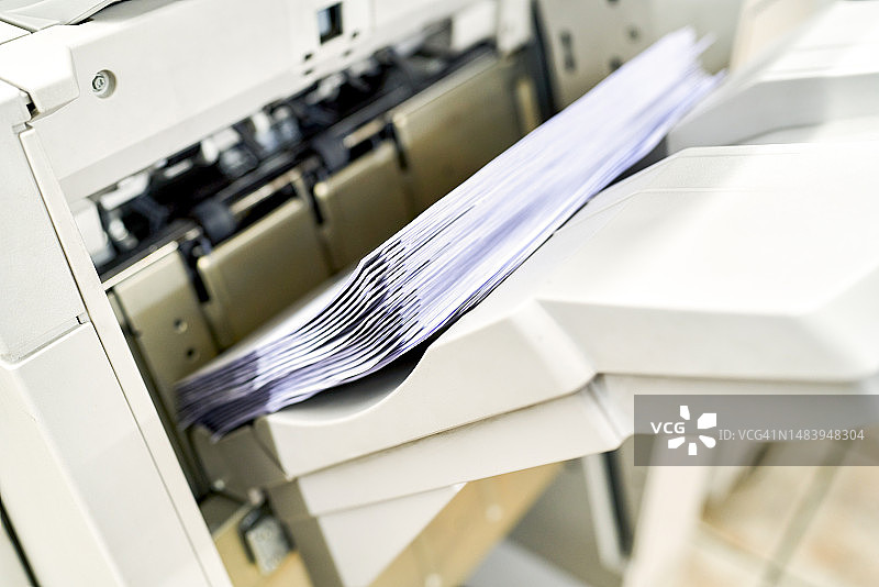 文具店打印机内纸张特写图片素材