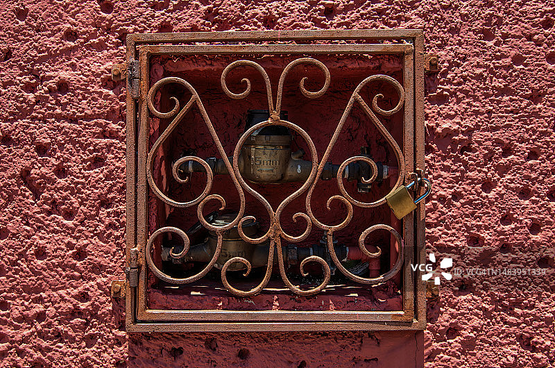 带金属盖的锁定的水表箱图片素材